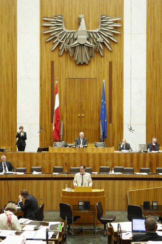 Gabriel Obernosterer,  Nationalratsabgeordneter der ÖVP, am Rednerpult. Auf der Regierungsbank  Dr. Josef Moser - Präsident des Rechnungshofes. Am Präsidium Dr.Martin Graf - Dritter Nationalratspräsident. Dienst am Präsidium v.li. Mag. Martin Peyerl (1er Position) und Mag. Gerhard Kiesenhofer (2er Position).