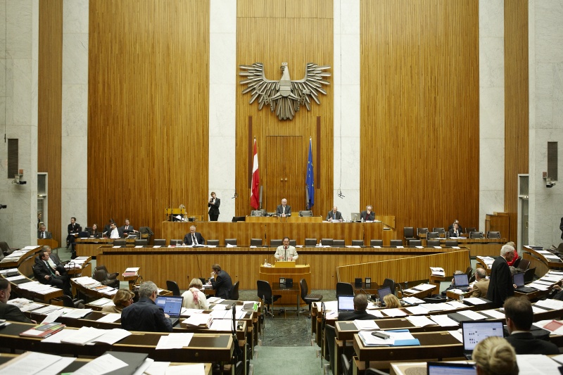 Gabriel Obernosterer,  Nationalratsabgeordneter der ÖVP, am Rednerpult. Auf der Regierungsbank  Dr. Josef Moser - Präsident des Rechnungshofes. Am Präsidium Dr.Martin Graf - Dritter Nationalratspräsident. Dienst am Präsidium v.li. Mag. Martin Peyerl (1er Position) und Mag. Gerhard Kiesenhofer (2er Position).