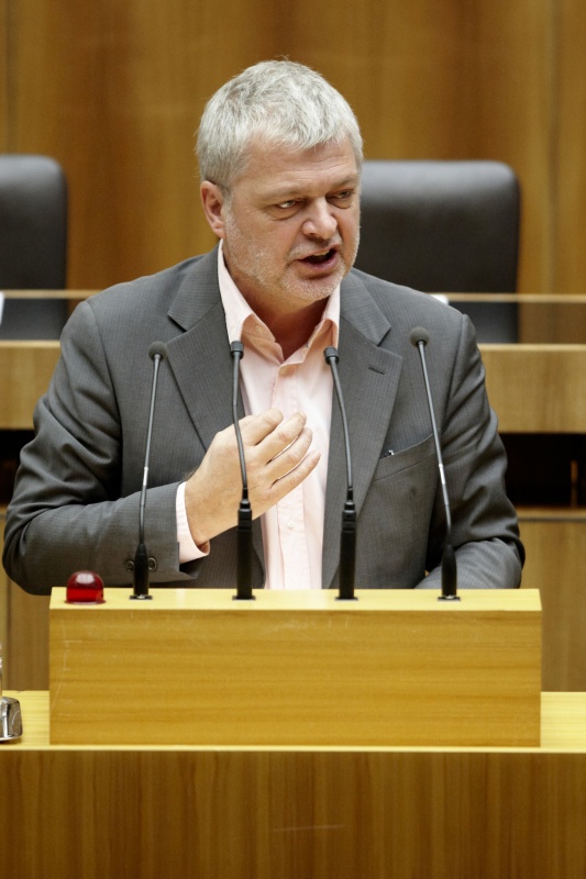 Karl Öllinger, Nationalratsabgeordneter der Grünen, am Rednerpult.