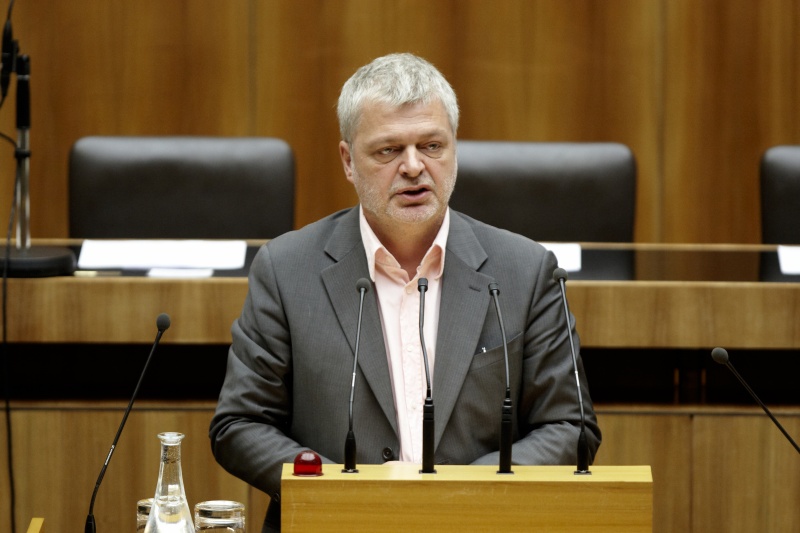 Karl Öllinger, Nationalratsabgeordneter der Grünen, am Rednerpult.