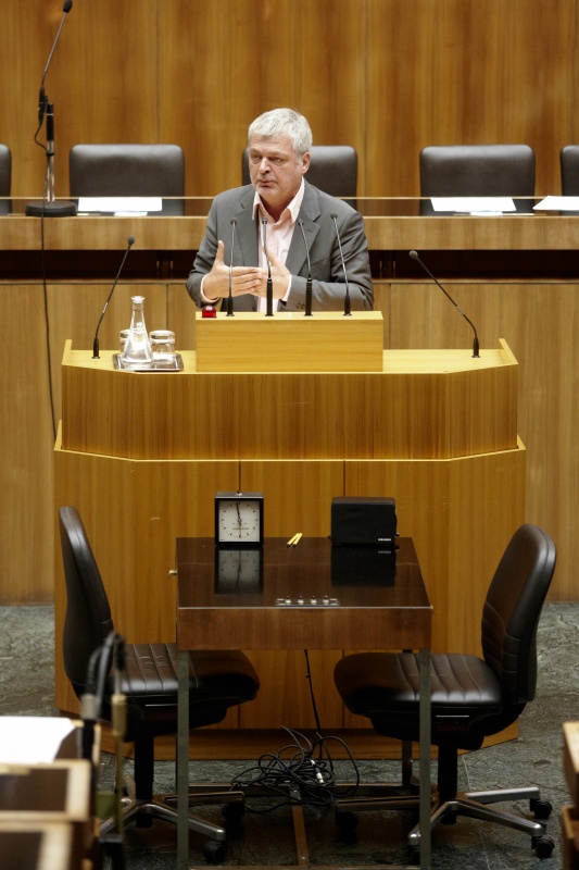 Karl Öllinger, Nationalratsabgeordneter der Grünen, am Rednerpult.