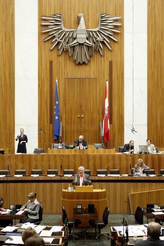 Karl Öllinger, Nationalratsabgeordneter der Grünen, am Rednerpult. Auf der Regierungsbank Mag.a Dr.in Maria Theresia Fekter - Bundesministerin für Inneres. Am Präsidium Fritz Neugebauer - Zweiter Nationalratspräsident. Dienst am Präsidium v.li. Dr. Christian Müller (1er Position) und Dr.in Ingrid Moser (2er Position).