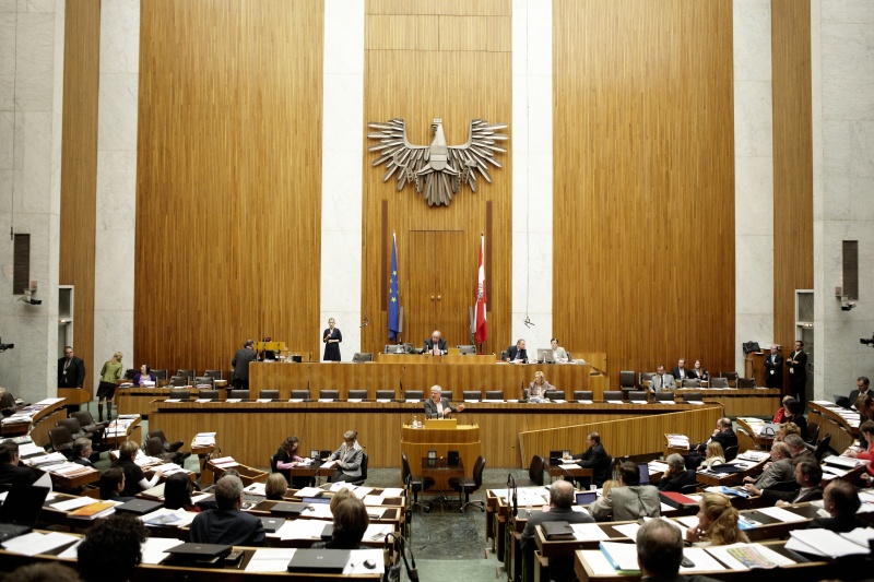 Karl Öllinger, Nationalratsabgeordneter der Grünen, am Rednerpult. Auf der Regierungsbank Mag.a Dr.in Maria Theresia Fekter - Bundesministerin für Inneres. Am Präsidium Fritz Neugebauer - Zweiter Nationalratspräsident. Dienst am Präsidium v.li. Dr. Christian Müller (1er Position) und Dr.in Ingrid Moser (2er Position).