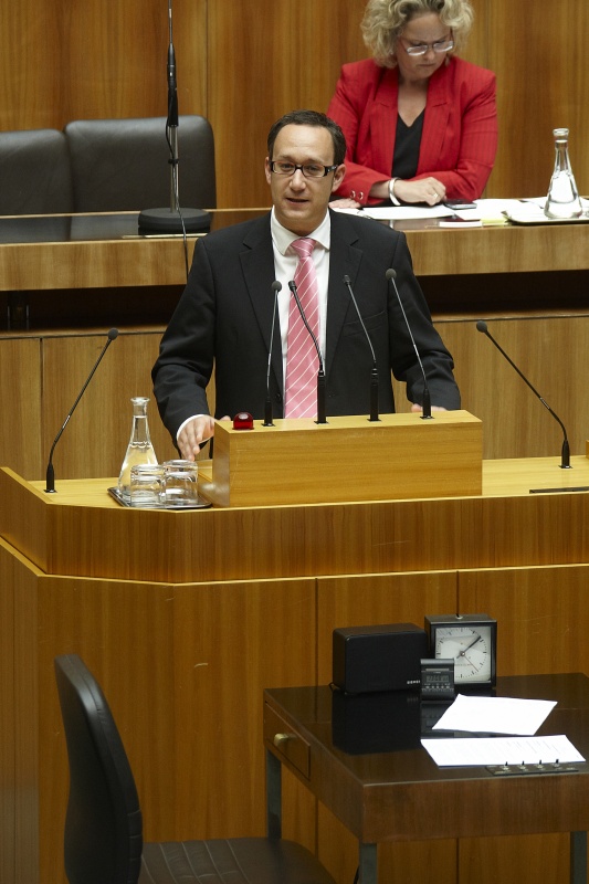 Jochen Pack - Nationalratsabgeordneter der ÖVP. Auf der Regierungsbank Mag.a Claudia Bandion-Ortner - Bundesministerin für Justiz.