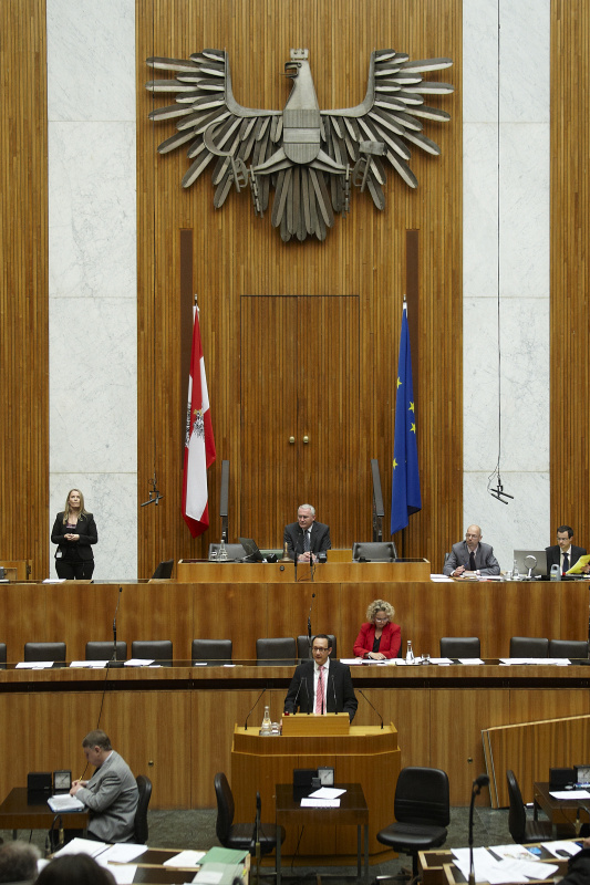 Jochen Pack - Nationalratsabgeordneter der ÖVP. Auf der Regierungsbank Mag.a Claudia Bandion-Ortner - Bundesministerin für Justiz. Am Präsidium Dr.Martin Graf - Dritter Nationalratspräsident. Dienst am Präsidium v.li. Mag. Martin Peyerl (1er Position) und Mag. David Christian Liebich (2er Position).