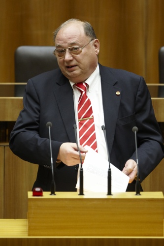 Otto Pendl,  Nationalratsabgeordneter der SPÖ, am Rednerpult.