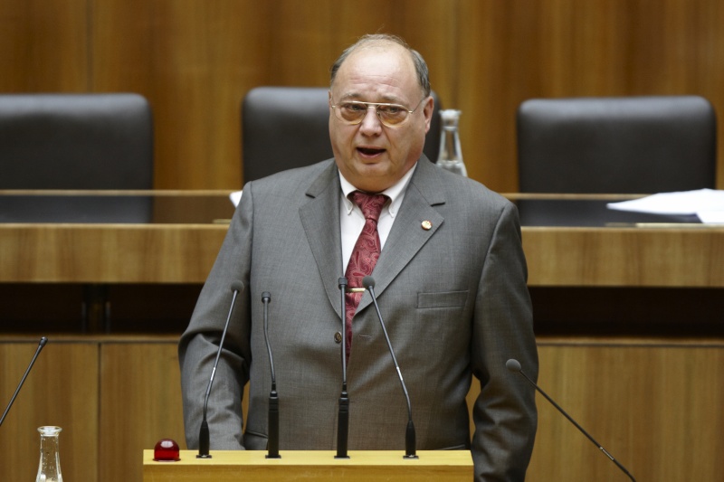 Otto Pendl,  Nationalratsabgeordneter der SPÖ, am Rednerpult.