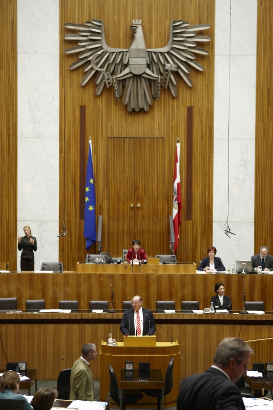 Otto Pendl,  Nationalratsabgeordneter der SPÖ, am Rednerpult. Auf der Regierungsbank Gabriele Heinisch-Hosek - Bundesministerin für Frauen und öffentlichen Dienst. Am Präsidium Mag.a Barbara Prammer - Nationalratspräsidentin. Dienst am Präsidium v.li. Dr.in Susanne Bachmann (1er Position) und Mag. Gerhard Kiesenhofer (2er Position).