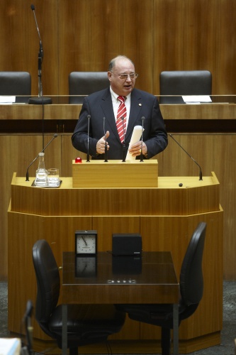 Otto Pendl,  Nationalratsabgeordneter der SPÖ, am Rednerpult.