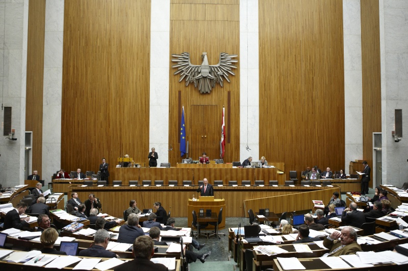 Otto Pendl,  Nationalratsabgeordneter der SPÖ, am Rednerpult. Am Präsidium Mag.a Barbara Prammer - Nationalratspräsidentin. Dienst am Präsidium v.li. Dr. Christian Müller (1er Position) und MMag.a Ines Kerle (2er Position).