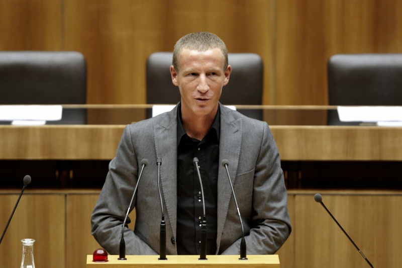 Stefan Petzner, Nationalratsabgeordneter des BZÖ, am Rednerpult.