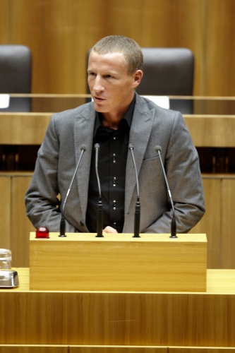 Stefan Petzner, Nationalratsabgeordneter des BZÖ, am Rednerpult.