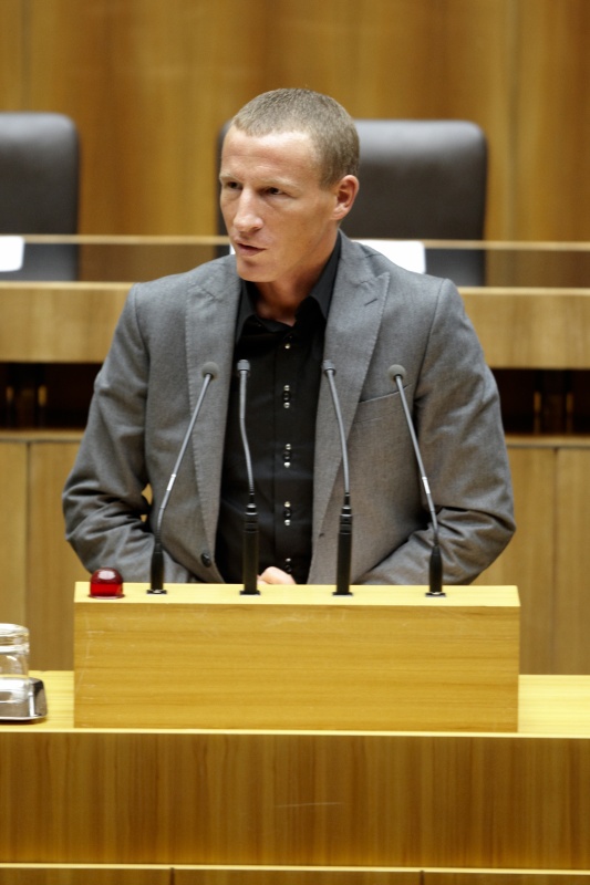Stefan Petzner, Nationalratsabgeordneter des BZÖ, am Rednerpult.