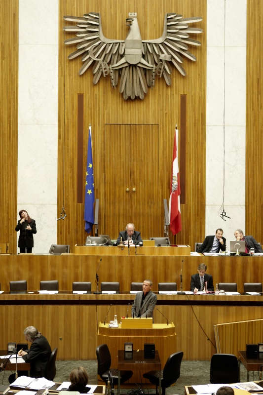 Stefan Petzner, Nationalratsabgeordneter des BZÖ, am Rednerpult. Auf der Regierungsbank Dr. Josef Ostermayer - Staatssekretär im Bundeskanzleramt. Am Präsidium Fritz Neugebauer - Zweiter Nationalratspräsident. Dienst am Präsidium v.li. Mag. Gottfried Michalitsch (1er Position) und Mag. Gerhard Kiesenhofer (2er Position).