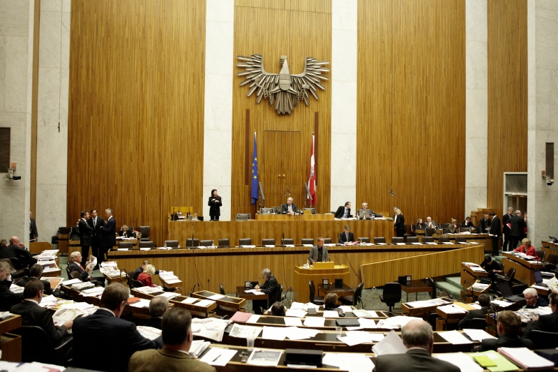 Stefan Petzner, Nationalratsabgeordneter des BZÖ, am Rednerpult. Auf der Regierungsbank Dr. Josef Ostermayer - Staatssekretär im Bundeskanzleramt. Am Präsidium Fritz Neugebauer - Zweiter Nationalratspräsident. Dienst am Präsidium v.li. Mag. Gottfried Michalitsch (1er Position) und Mag. Gerhard Kiesenhofer (2er Position).