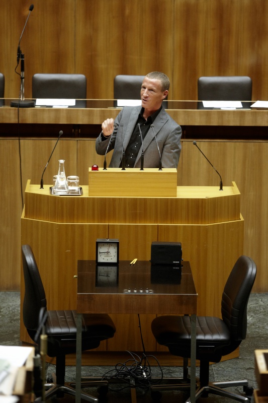 Stefan Petzner, Nationalratsabgeordneter des BZÖ, am Rednerpult.