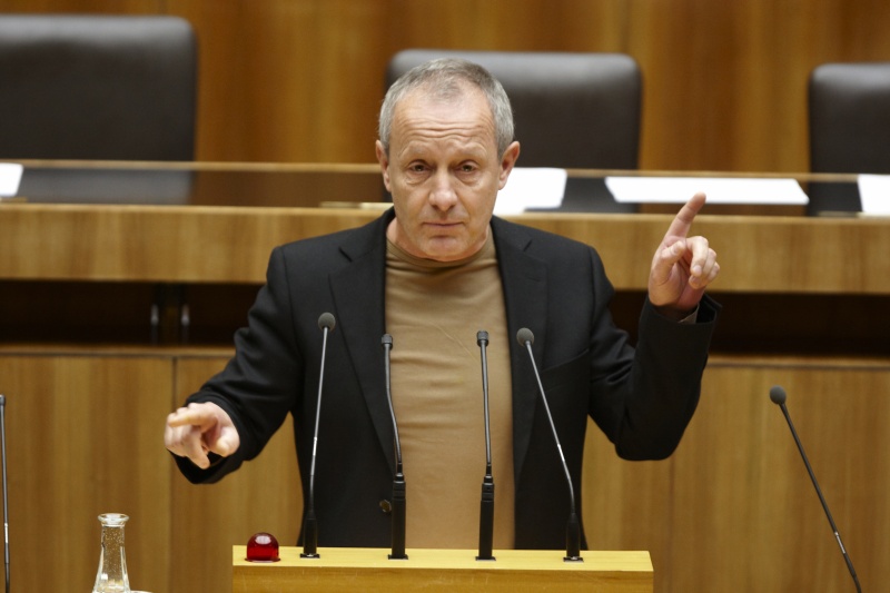 Dr. Peter Pilz,  Nationalratsabgeordneter der Grünen, am Rednerpult.