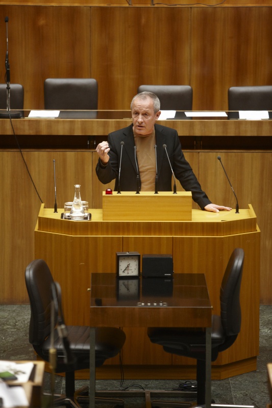 Dr. Peter Pilz,  Nationalratsabgeordneter der Grünen, am Rednerpult.