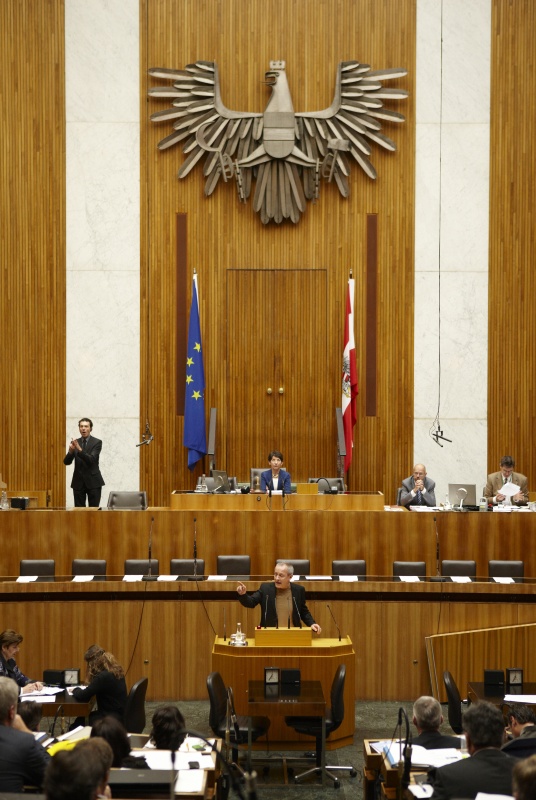 Dr. Peter Pilz,  Nationalratsabgeordneter der Grünen, am Rednerpult. Am Präsidium Mag.a Barbara Prammer - Nationalratspräsidentin. Dienst am Präsidium v.li. Mag. Martin Peyerl (1er Position) und Mag. Gerhard Koller (2er Position).