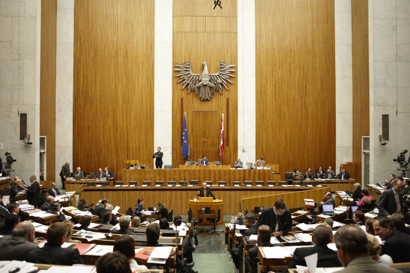 Dr. Peter Pilz,  Nationalratsabgeordneter der Grünen, am Rednerpult. Am Präsidium Mag.a Barbara Prammer - Nationalratspräsidentin. Dienst am Präsidium v.li. Mag. Martin Peyerl (1er Position) und Mag. Gerhard Koller (2er Position).