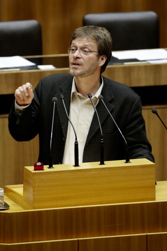 Dipl.-Ing. Dr. Wolfgang Pirklhuber,  Nationalratsabgeordneter der GRÜNEN, am Rednerpult.