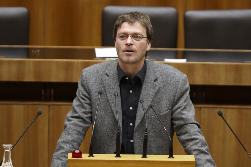 Dipl.-Ing. Dr. Wolfgang Pirklhuber,  Nationalratsabgeordneter der GRÜNEN, am Rednerpult.