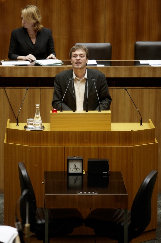 Dipl.-Ing. Dr. Wolfgang Pirklhuber,  Nationalratsabgeordneter der GRÜNEN, am Rednerpult.