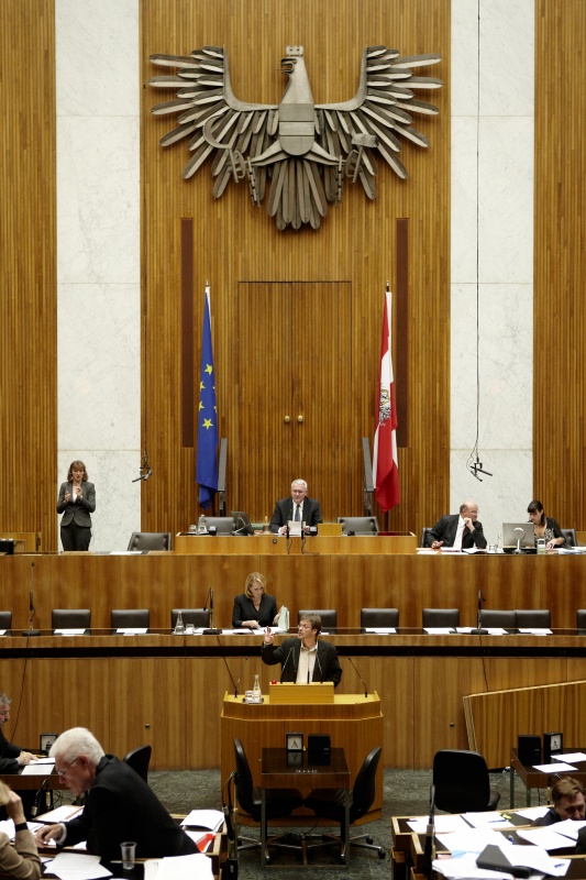 Dipl.-Ing. Dr. Wolfgang Pirklhuber,  Nationalratsabgeordneter der GRÜNEN, am Rednerpult. Auf der Regierungsbank Doris Bures - Bundesministerin für Verkehr, Innovation und Technologie. Am Präsidium Dr.Martin Graf - Dritter Nationalratspräsident. Dienst am Präsidium v.li. Dr. Wolfgang Engeljehringer (1er Position) und Mag. Julia Dörfel (2er Position).