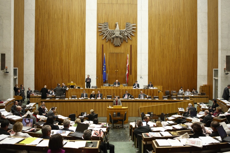 Herbert Kickl,  Nationalratsabgeordneter der FPÖ, am Rednerpult. Auf der Regierungsbank v.li. Dr. Reinhold Lopatka - Staatssekretär im Bundesministerium für Finanzen, Mag.a Dr.in Maria Theresia Fekter - Bundesministerin für Inneres, Dipl.-Ing. Nikolaus Berlakovich - Bundesminister für Land- und Forstwirtschaft, Umwelt und Wasserwirtschaft, Alois Stöger - Bundesminister für Gesundheit und  Dr. Reinhold Mitterlehner - Bundesminister für Wirtschaft, Familie und. Am Präsidium Fritz Neugebauer - Zweiter Nationalratspräsident. Dienst am Präsidium v.li. Mag. Gottfried Michalitsch (1er Position) und Dr. Christoph Konrath (2er Position).
