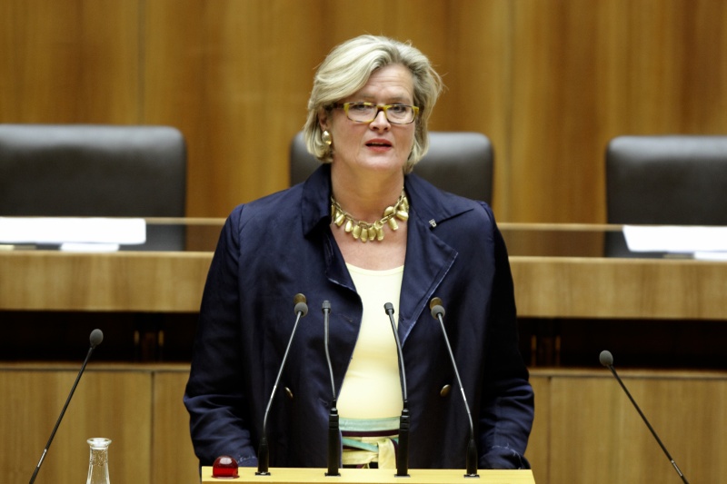 Dr. Ursula Plassnik, Nationalratsabgeordnete der ÖVP, am Rednerpult.