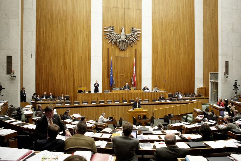 Dr. Ursula Plassnik, Nationalratsabgeordnete der ÖVP, am Rednerpult. Auf der Regierungsbank Dr. Michael Spindelegger - Bundesminister für europäische und internationale Angelegenheiten. Am Präsidium Dr.Martin Graf - Dritter Nationalratspräsident. Dienst am Präsidium v.li. Dr. Wolfgang Engeljehringer (1er Position) und Mag. Julia Dörfel (2er Position).