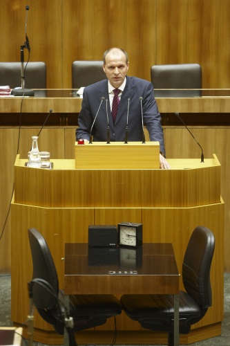 Mag. Harald Stefan,  Nationalratsabgeordneter der FPÖ, am Rednerpult.