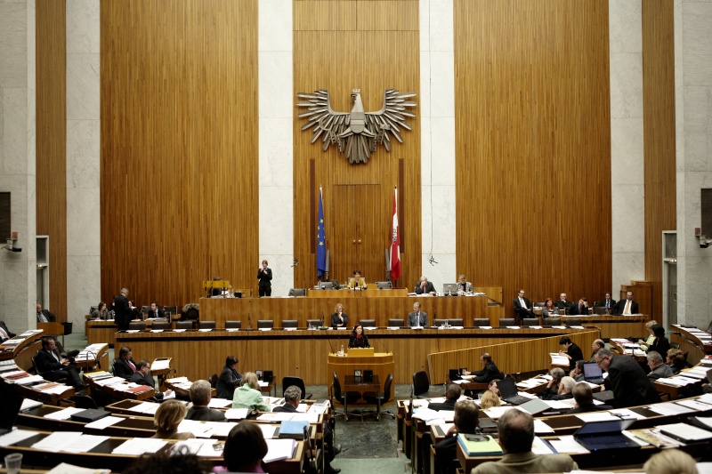 Mag. Birgit Schatz - Nationalratsabgeordnete der GRÜNEN. Auf der Regierungsbank v.li. Doris Bures - Bundesministerin für Verkehr, Innovation und Technologie und Dr. Reinhold Mitterlehner - Bundesminister für Wirtschaft, Familie und Jugend. Am Präsidium Mag.a Barbara Prammer - Nationalratspräsidentin. Dienst am Präsidium v.li. Dr. Jörg Wirrer (1er Position) und Mag.a Brigitte Berger (2er Position).