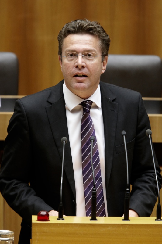 Herbert Scheibner, Nationalratsabgeordneter des BZÖ, am Rednerpult.