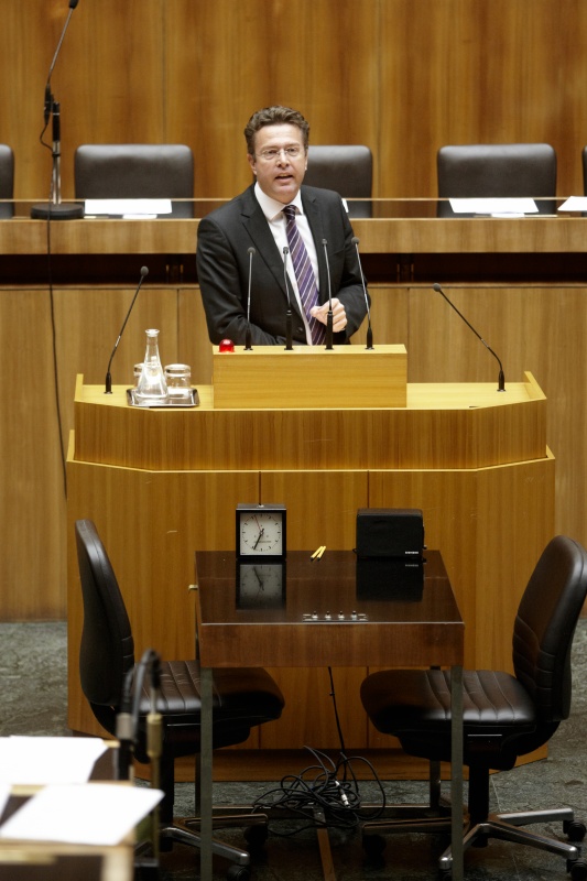 Herbert Scheibner, Nationalratsabgeordneter des BZÖ, am Rednerpult.