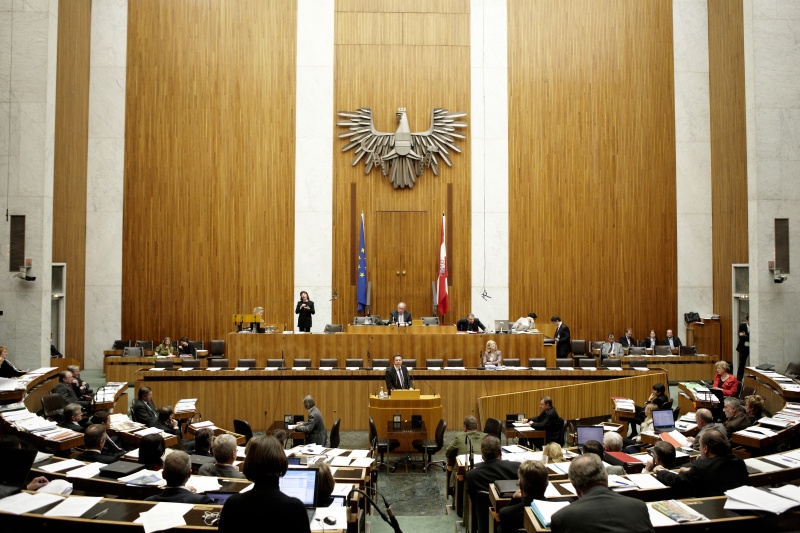 Herbert Scheibner, Nationalratsabgeordneter des BZÖ, am Rednerpult. Auf der Regierungsbank Mag.a Dr.in Maria Theresia Fekter - Bundesministerin für Inneres. Am Präsidium Fritz Neugebauer - Zweiter Nationalratspräsident. Dienst am Präsidium v.li. Dr. Christian Müller (1er Position) und Dr.in Ingrid Moser (2er Position).