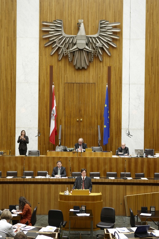 Johannes Schmuckenschlager,  Nationalratsabgeordneter der ÖVP, am Rednerpult. Auf der Regierungsbank Dipl.-Ing. Nikolaus Berlakovich - Bundesminister für Land- und Forstwirtschaft, Umwelt und Wasserwirtschaft. Am Präsidium Fritz Neugebauer - Zweiter Nationalratspräsident. Dienst am Präsidium v.li. Dr. Wolfgang Engeljehringer (1er Position)