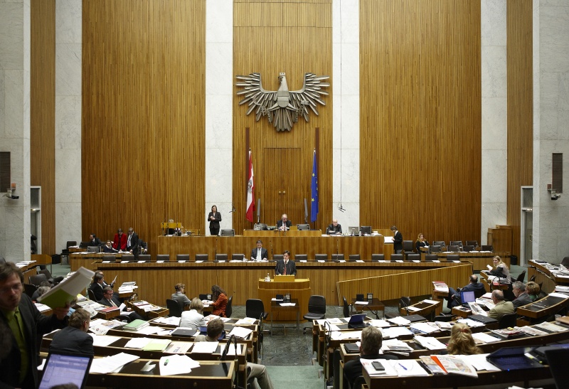 Johannes Schmuckenschlager,  Nationalratsabgeordneter der ÖVP, am Rednerpult. Auf der Regierungsbank Dipl.-Ing. Nikolaus Berlakovich - Bundesminister für Land- und Forstwirtschaft, Umwelt und Wasserwirtschaft. Am Präsidium Fritz Neugebauer - Zweiter Nationalratspräsident. Dienst am Präsidium v.li. Dr. Wolfgang Engeljehringer (1er Position)