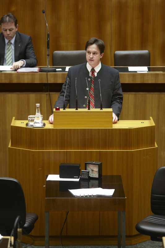 Johannes Schmuckenschlager, Nationalratsabgeordneter der ÖVP, am Rednerpult. Auf der Regierungsbank Dipl.-Ing. Nikolaus Berlakovich - Bundesminister für Land- und Forstwirtschaft, Umwelt und Wasserwirtschaft.