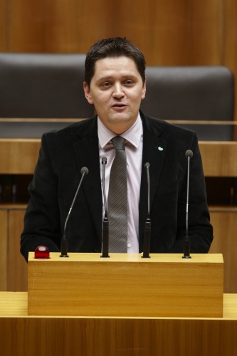 Mag. Bernd Schönegger, Nationalratsabgeordneter der ÖVP, am Rednerpult.