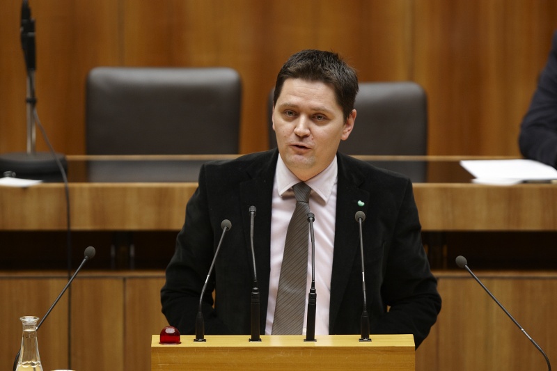 Mag. Bernd Schönegger, Nationalratsabgeordneter der ÖVP, am Rednerpult.
