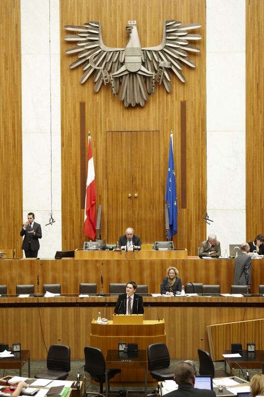 Mag. Bernd Schönegger, Nationalratsabgeordneter der ÖVP, am Rednerpult. Auf der Regierungsbank Mag.a Claudia Bandion-Ortner - Bundesministerin für Justiz. Am Präsidium Fritz Neugebauer - Zweiter Nationalratspräsident. Dienst am Präsidium v.li. Dr. Jörg Wirrer (1er Position) und Mag. Julia Dörfel (2-er Position).