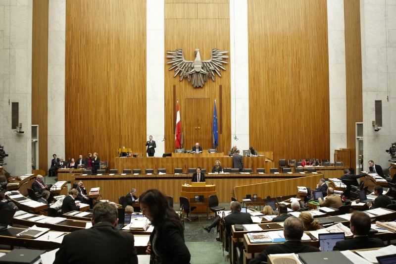 Mag. Bernd Schönegger, Nationalratsabgeordneter der ÖVP, am Rednerpult. Auf der Regierungsbank Mag.a Claudia Bandion-Ortner - Bundesministerin für Justiz. Am Präsidium Fritz Neugebauer - Zweiter Nationalratspräsident. Dienst am Präsidium v.li. Dr. Jörg Wirrer (1er Position) und Mag. Julia Dörfel (2-er Position).