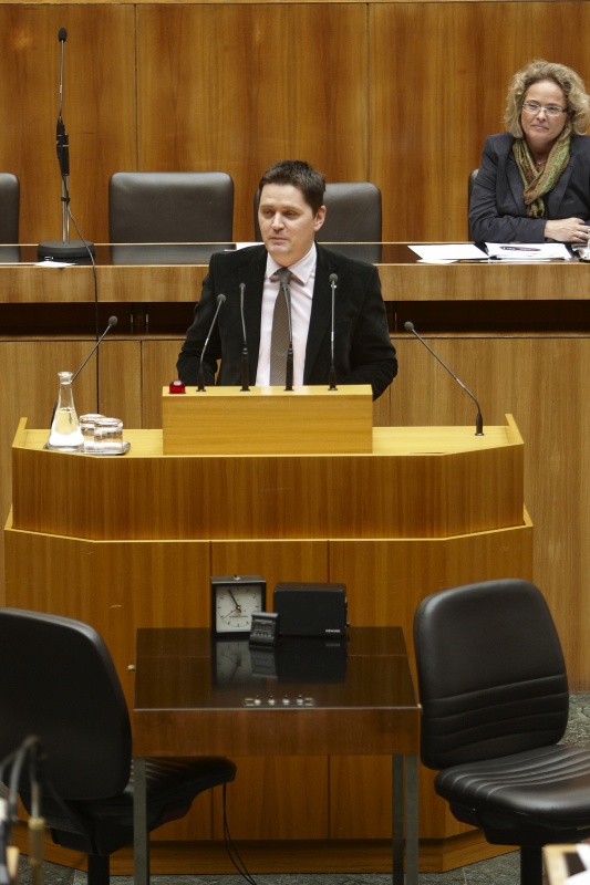 Mag. Bernd Schönegger, Nationalratsabgeordneter der ÖVP, am Rednerpult. Auf der Regierungsbank Mag.a Claudia Bandion-Ortner - Bundesministerin für Justiz.