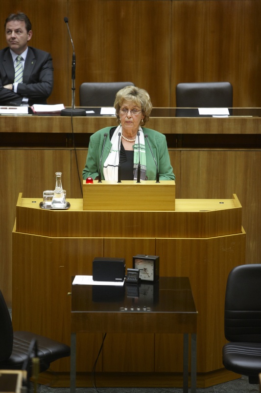 Rosemarie Schönpass - Nationalratsabgeordnete der SPÖ. Auf der Regierungsbank Dipl.-Ing. Nikolaus Berlakovich - Bundesminister für Land- und Forstwirtschaft, Umwelt und Wasserwirtschaft.