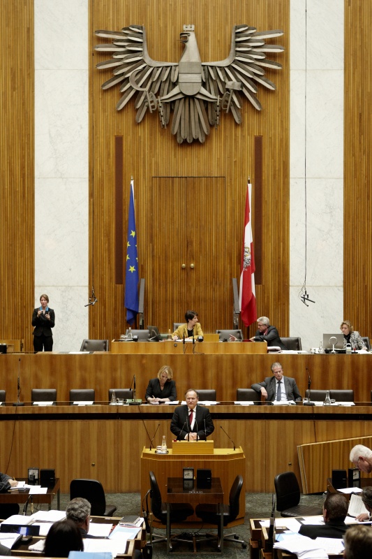 Ing. Hermann Schultes, Nationalratsabgeordneter der ÖVP, am Rednerpult. Auf der Regierungsbank v.li. Doris Bures - Bundesministerin für Verkehr, Innovation und Technologie und Dr. Reinhold Mitterlehner - Bundesminister für Wirtschaft, Familie und Jugend. Am Präsidium Mag.a Barbara Prammer - Nationalratspräsidentin. Dienst am Präsidium v.li. Dr. Jörg Wirrer (1er Position) und Mag.a Brigitte Berger (2er Position).