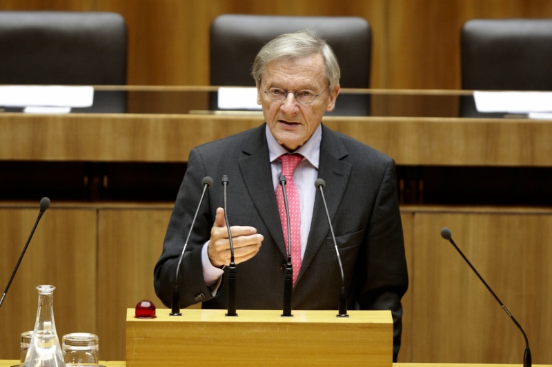 Dr. Wolfgang Schüssel, Nationalratsabgeordneter der ÖVP, am Rednerpult.