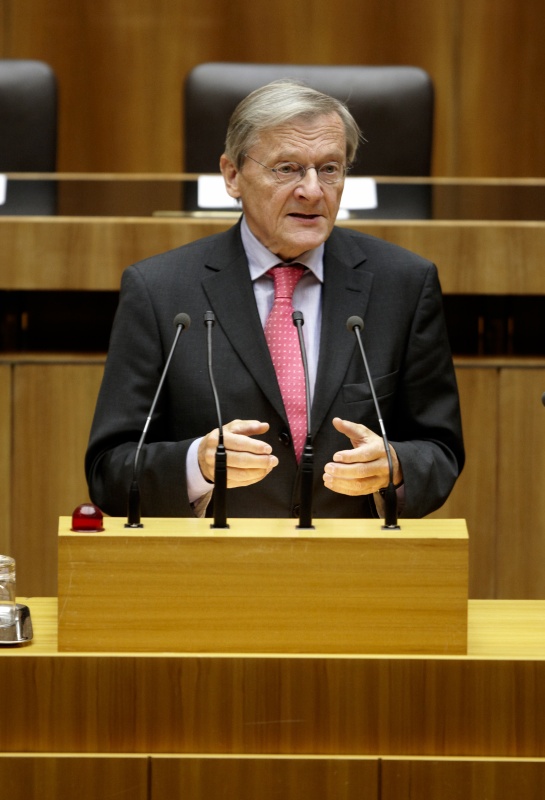 Dr. Wolfgang Schüssel, Nationalratsabgeordneter der ÖVP, am Rednerpult.