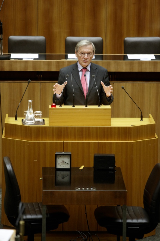 Dr. Wolfgang Schüssel, Nationalratsabgeordneter der ÖVP, am Rednerpult.
