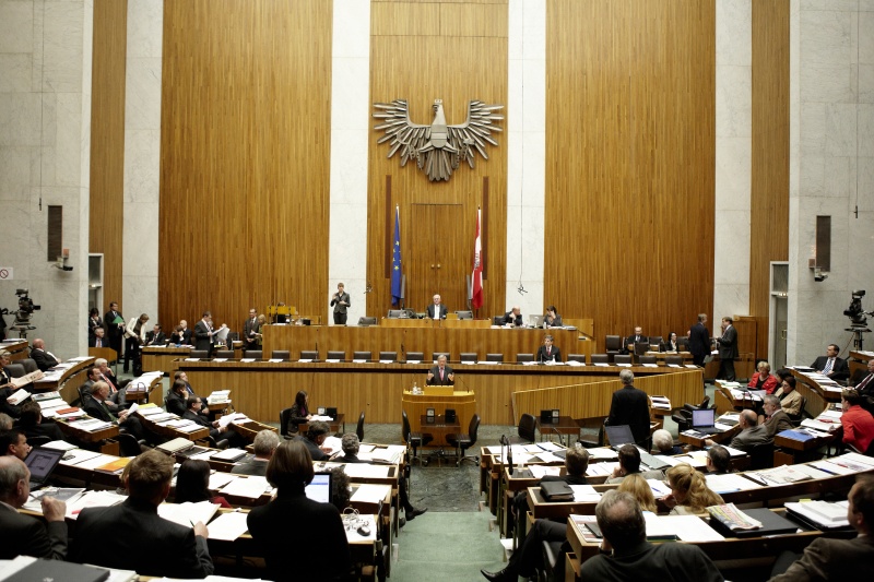 Dr. Wolfgang Schüssel, Nationalratsabgeordneter der ÖVP, am Rednerpult. Auf der Regierungsbank Dr. Michael Spindelegger - Bundesminister für europäische und internationale Angelegenheiten. Am Präsidium Dr.Martin Graf - Dritter Nationalratspräsident. Dienst am Präsidium v.li. Dr. Wolfgang Engeljehringer (1er Position) und Mag. Julia Dörfel (2-er Position).